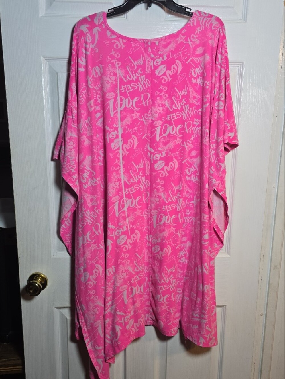 SATUR DAZE ONE SIZE OS Pink Grafetti Script V-Neck Lounge Caftan - Picture 5 of 5